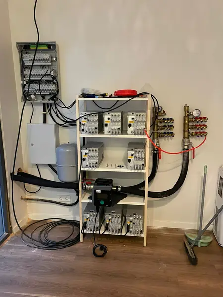 Sala hydro: quadro eléctrico, réguas e colectores