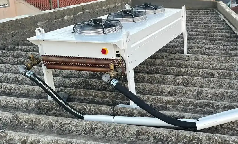 Drycooler DCX numa cobertura, com a tubagem isolada